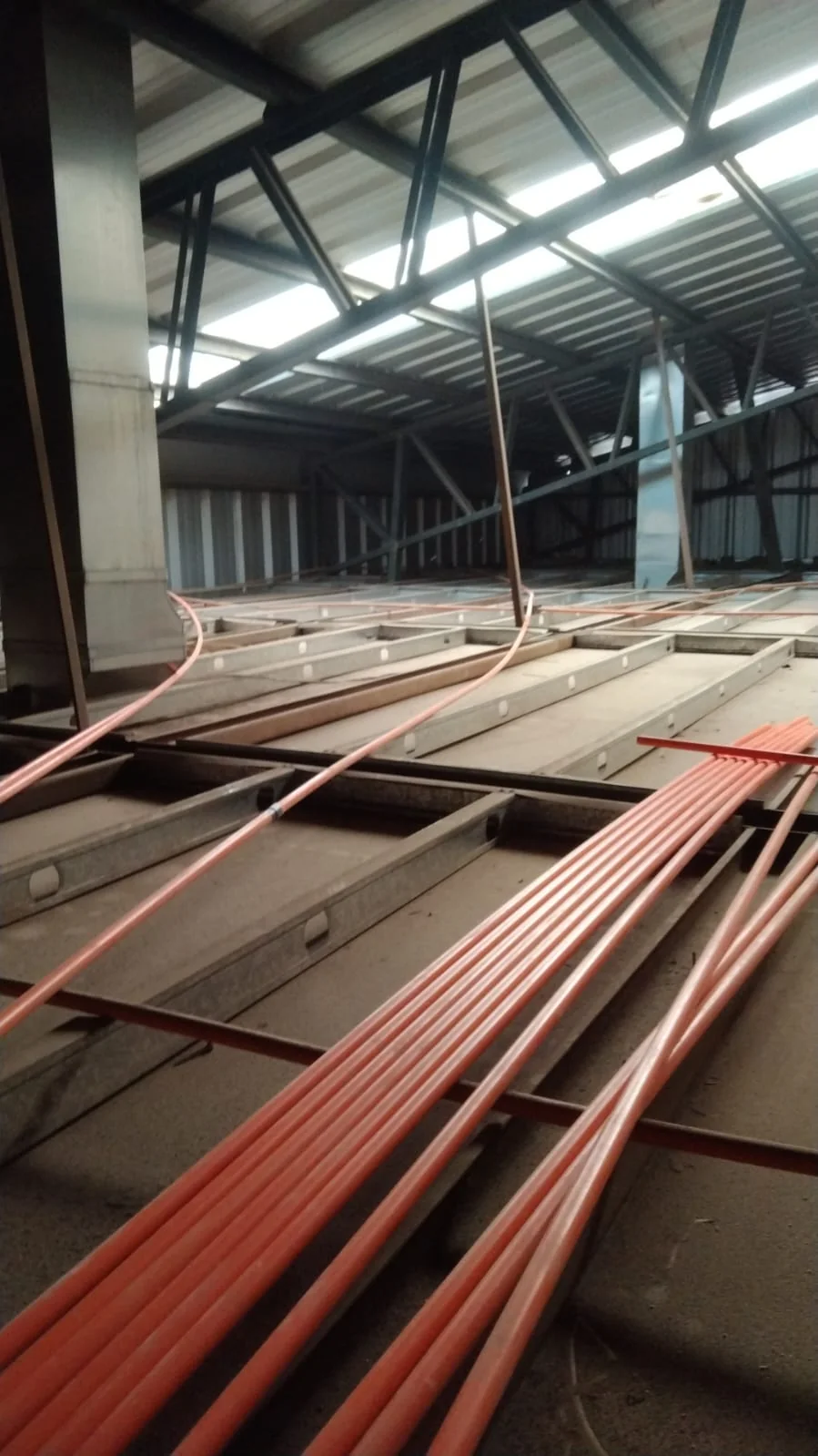 Canalizaciones interiores en estructura industrial